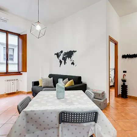 Studio Minutes Away From Coliseum Apartman