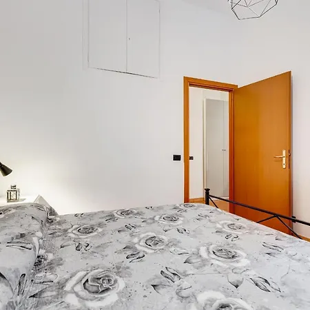 Studio Minutes Away From Coliseum Apartman *