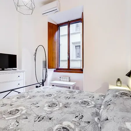 Studio Minutes Away From Coliseum Apartman
