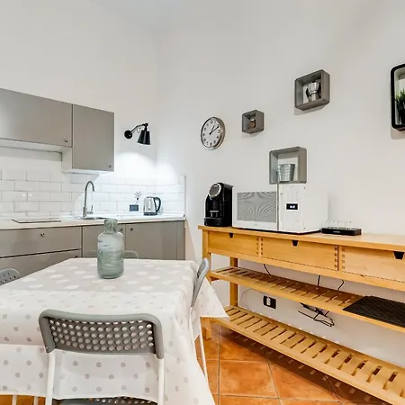 Studio Minutes Away From Coliseum Apartman *